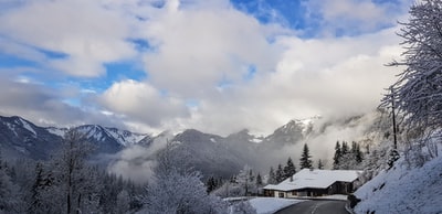 冰雪覆盖下的山在白天多云的天空
